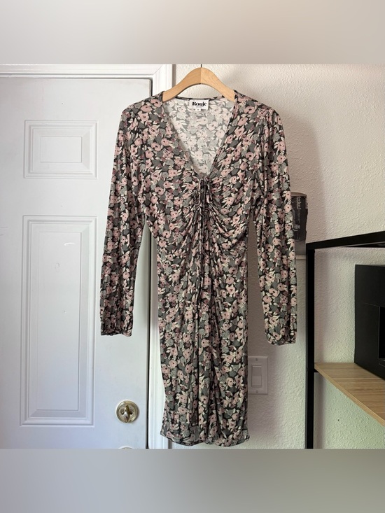 Rouje Dresses & Skirts - ROUJE grey mauve floral ruched v-neck bodycon long sleeve mini dress stretch